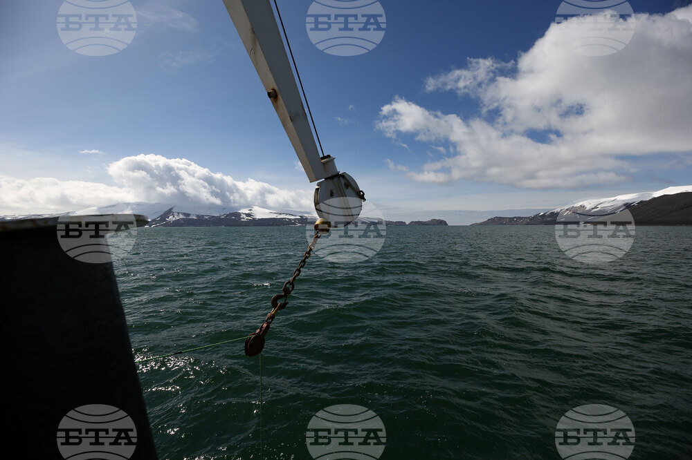 RSV 421 Drops Anchor at Livingston Island