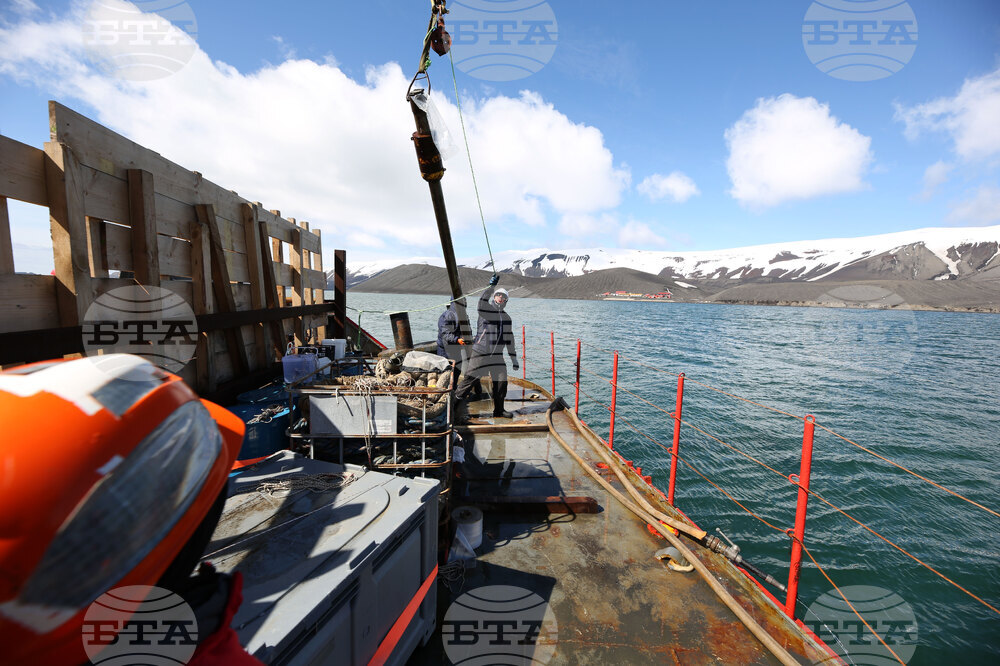 RSV 421 Drops Anchor at Livingston Island