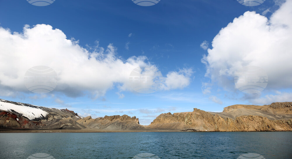 RSV 421 Drops Anchor at Livingston Island