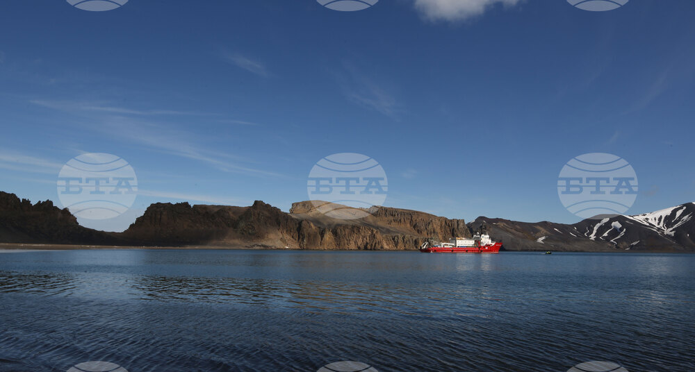RSV 421 Drops Anchor at Livingston Island