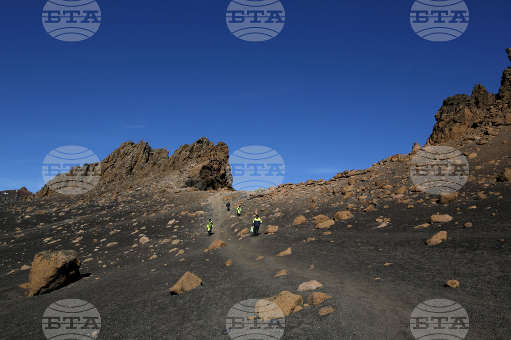 RSV 421 Drops Anchor at Livingston Island