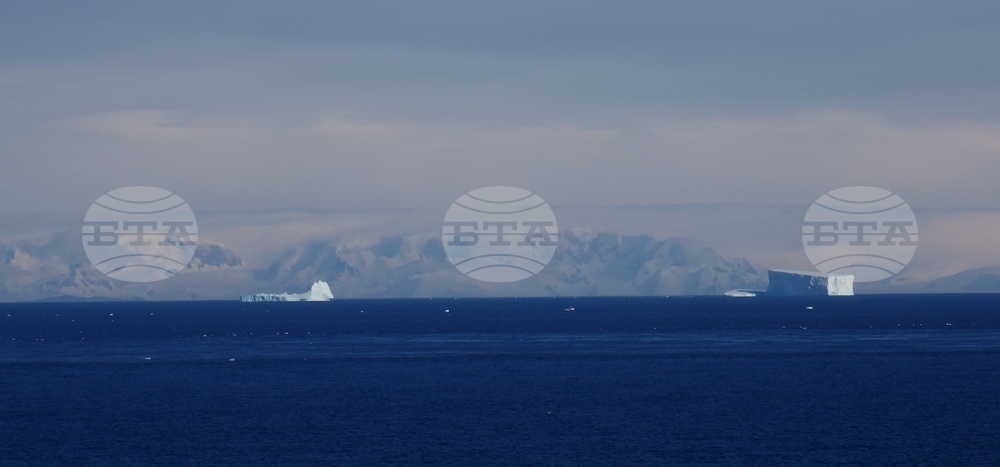 RSV 421 Drops Anchor at Livingston Island