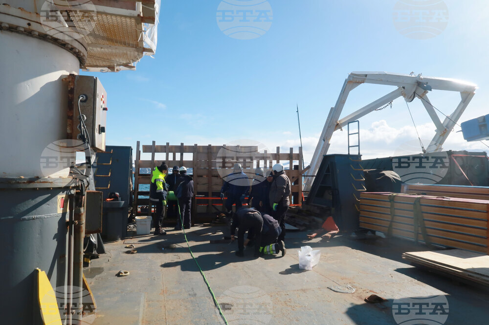 RSV 421 Drops Anchor at Livingston Island