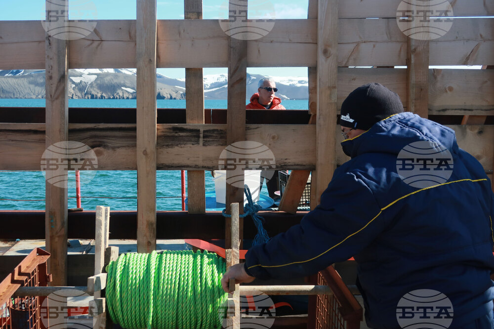 RSV 421 Drops Anchor at Livingston Island