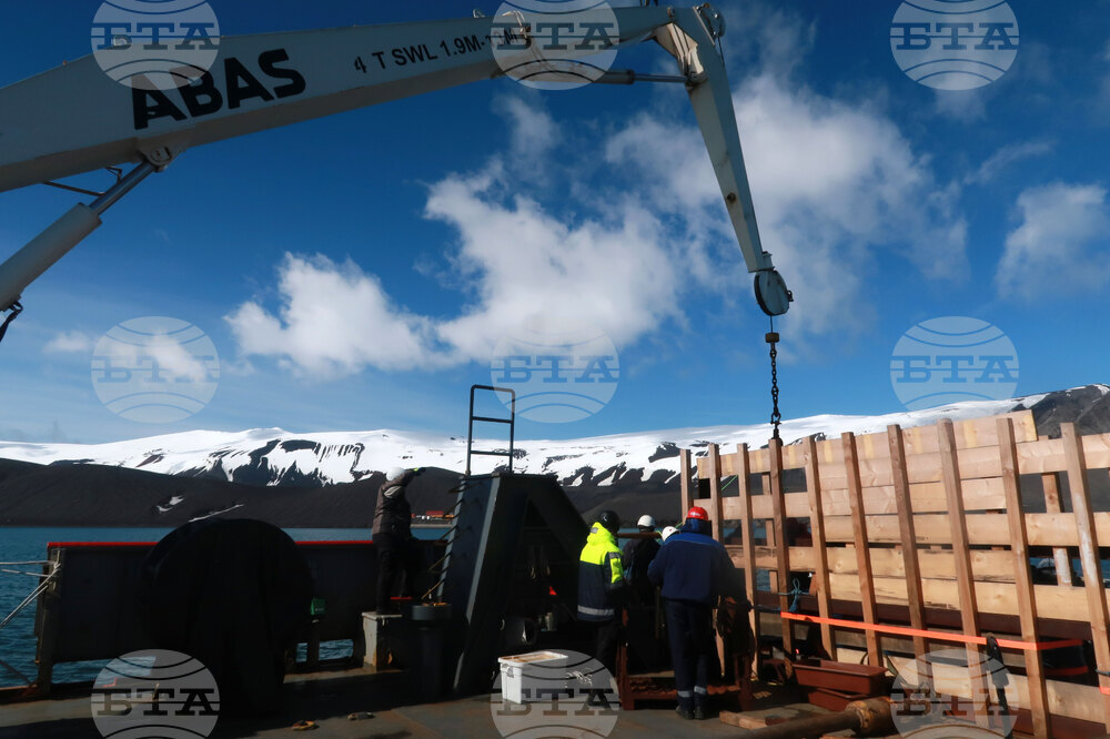 RSV 421 Drops Anchor at Livingston Island