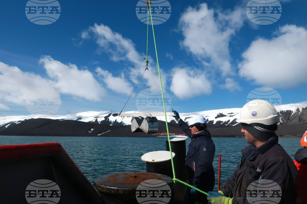 RSV 421 Drops Anchor at Livingston Island