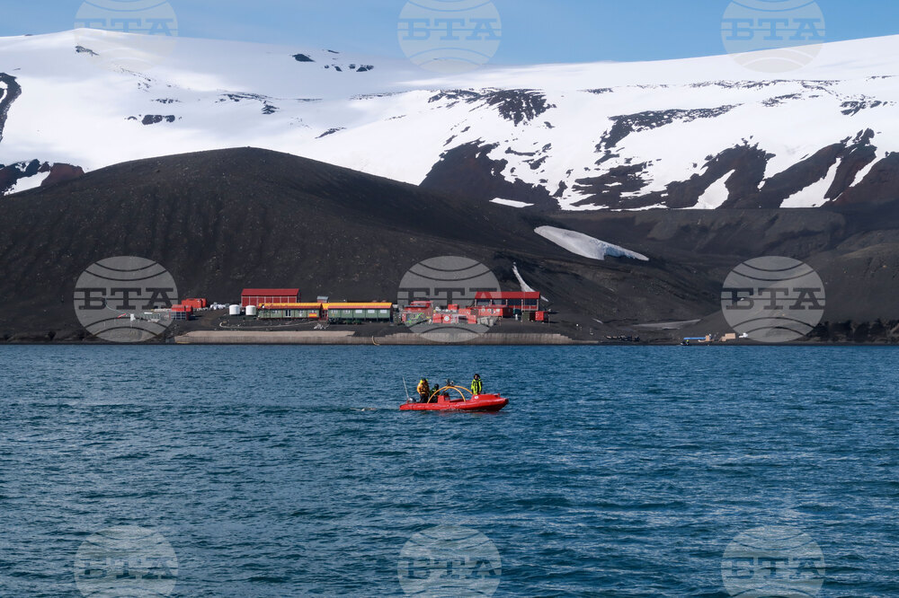 RSV 421 Drops Anchor at Livingston Island