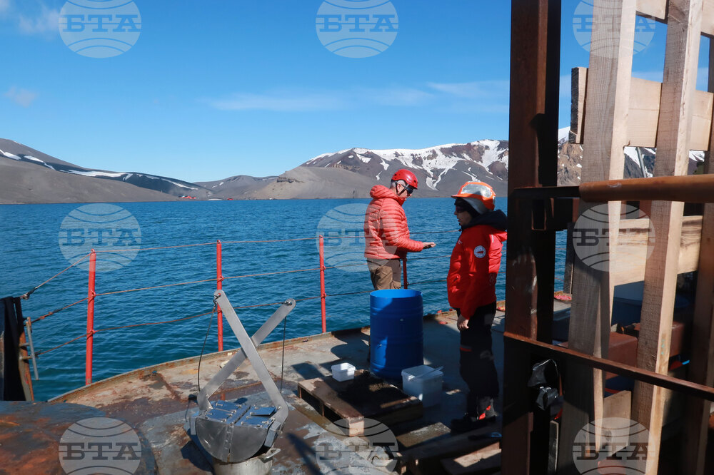 RSV 421 Drops Anchor at Livingston Island