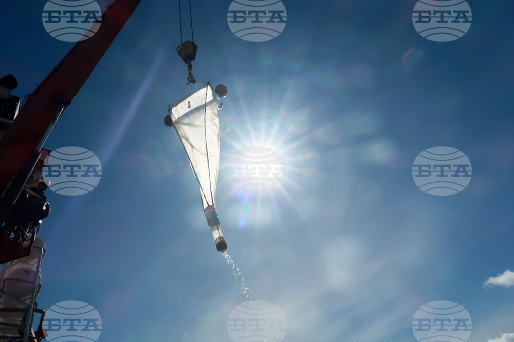 RSV 421 Drops Anchor at Livingston Island