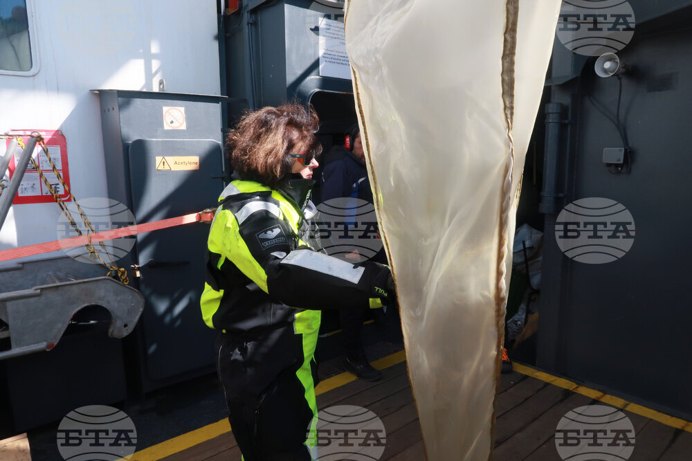 RSV 421 Drops Anchor at Livingston Island