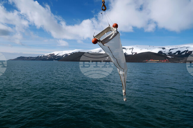RSV 421 Drops Anchor at Livingston Island