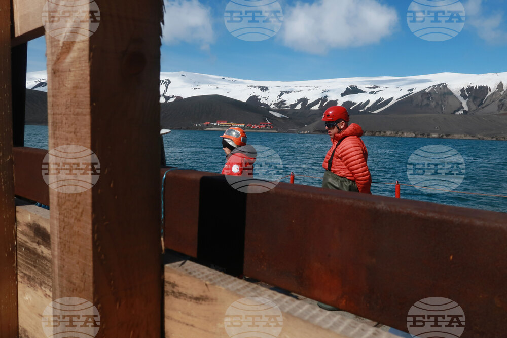 RSV 421 Drops Anchor at Livingston Island