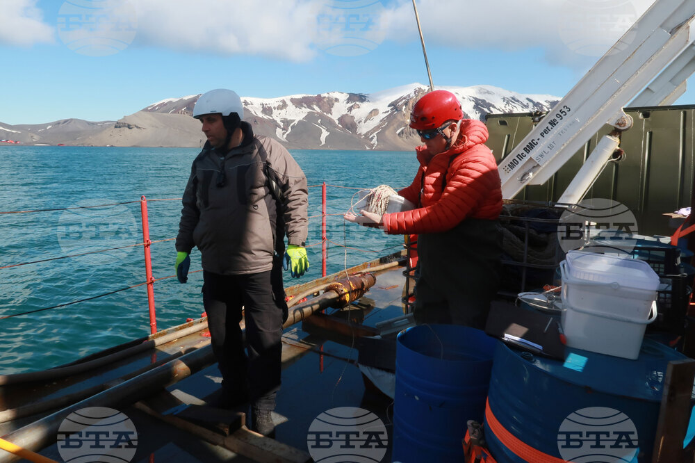RSV 421 Drops Anchor at Livingston Island