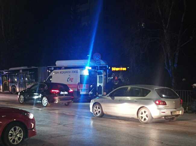 Четирима души са пострадали при катастрофата между автобус на градския транспорт и лек автомобил на столичната ул. „Никола Габровски“