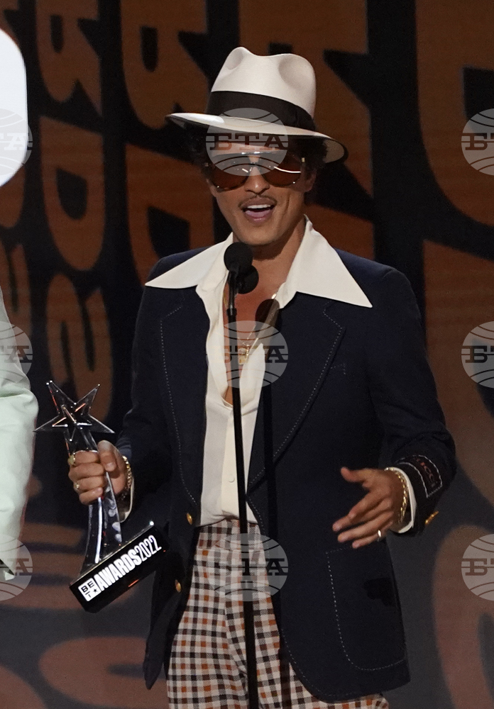 Песента на Бруно Марс I Just Might дебютира на първо място в класацията на „Билборд“ за сингли