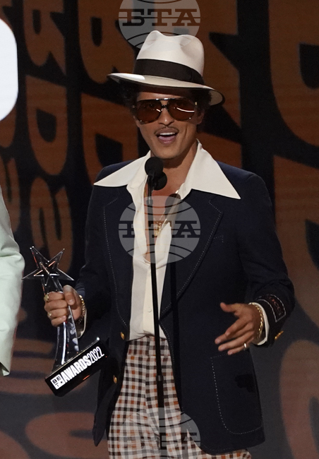 Песента на Бруно Марс I Just Might дебютира на първо място в класацията на „Билборд“ за сингли