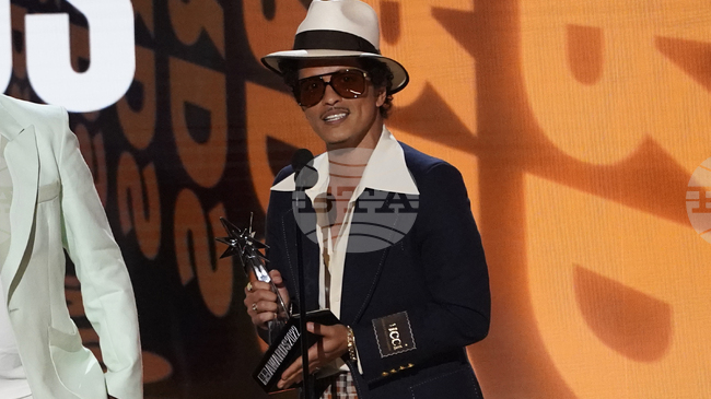 Бруно Марс запази челната си позиция в класацията на "Билборд" за сингли
