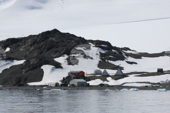 Национална антарктическа експедиция - остров Ливингстън - разтоварване 