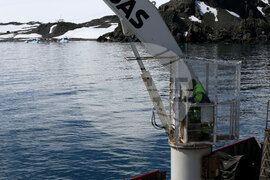 Национална антарктическа експедиция - остров Ливингстън - разтоварване