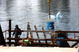 Национална антарктическа експедиция - остров Ливингстън - разтоварване