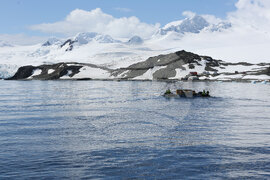 Национална антарктическа експедиция - остров Ливингстън - разтоварване