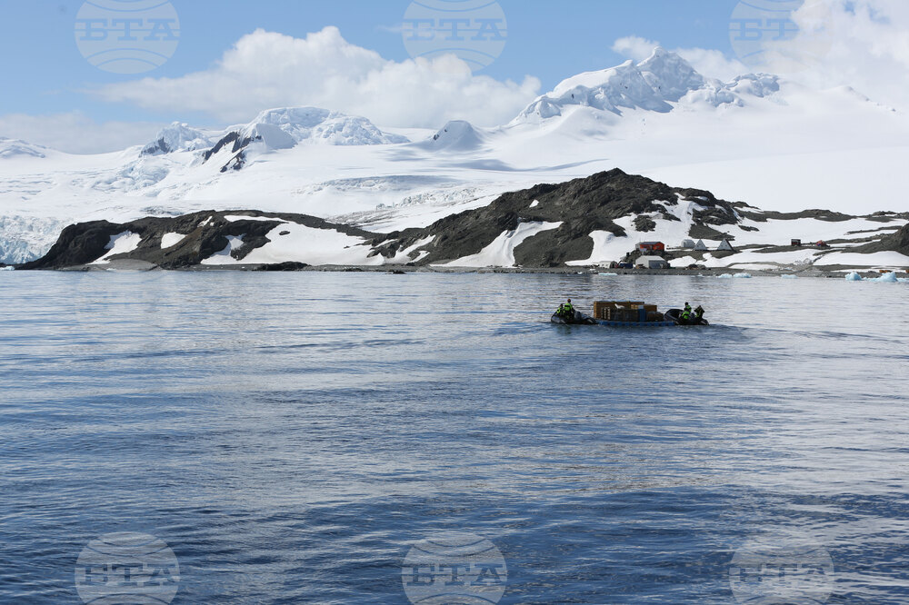 Национална антарктическа експедиция - остров Ливингстън - разтоварване