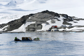 Национална антарктическа експедиция - остров Ливингстън - разтоварване