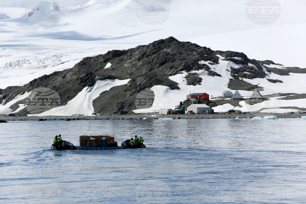 Национална антарктическа експедиция - остров Ливингстън - разтоварване
