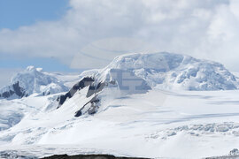 Национална антарктическа експедиция - остров Ливингстън - разтоварване