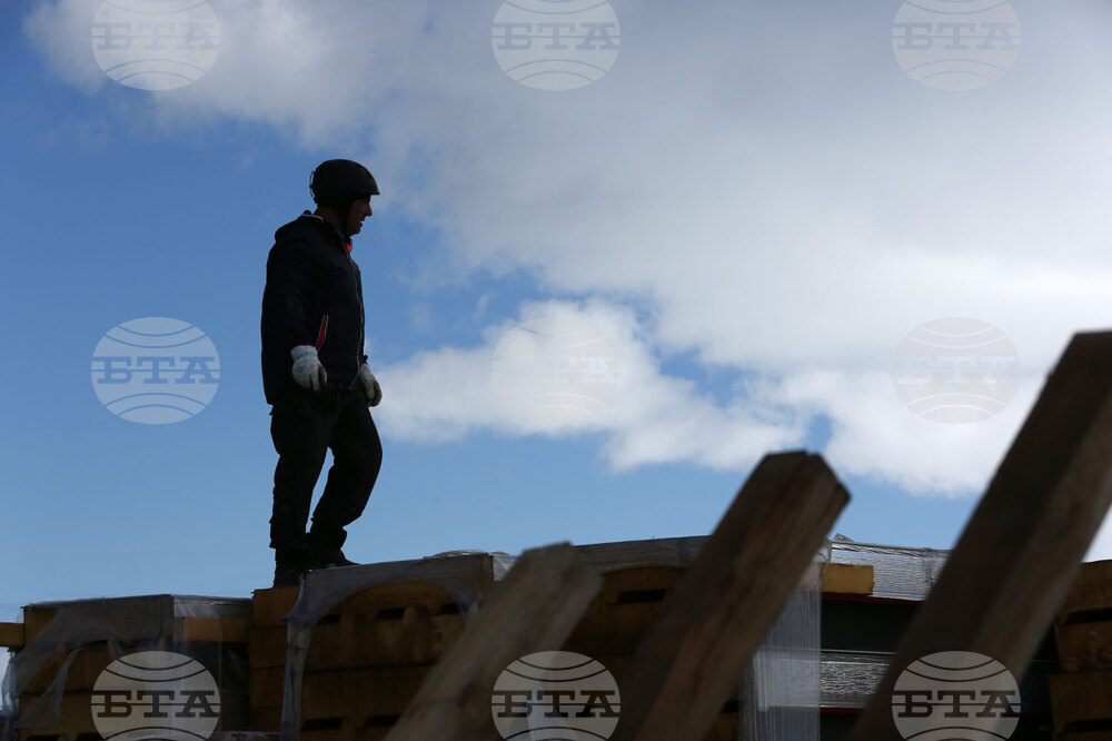 Национална антарктическа експедиция - остров Ливингстън - разтоварване