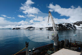Национална антарктическа експедиция - остров Ливингстън - разтоварване