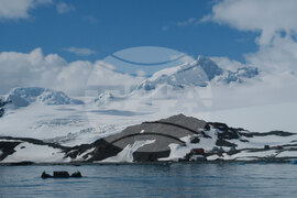 Национална антарктическа експедиция - остров Ливингстън - разтоварване