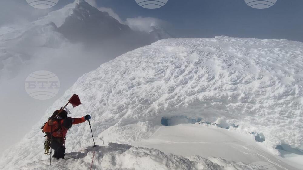 Национална антарктическа експедиция - остров Ливингстън - връх Чепеларе - изкачване