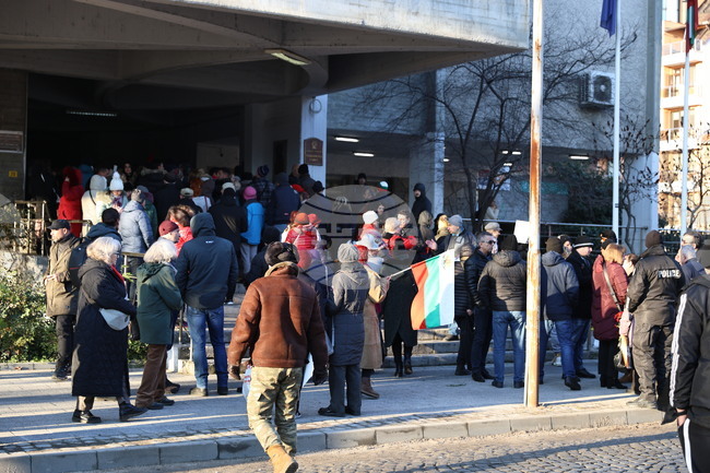 Пловдив - протест - паметник Альоша 