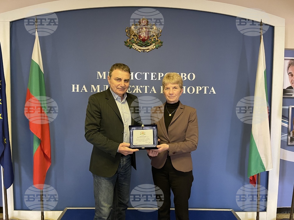 Зам.-министърът на младежта и спорта проф. Даниела Дашева награди спортния клуб по лека атлетика „Академик“ по повод 75-годишния му юбилей