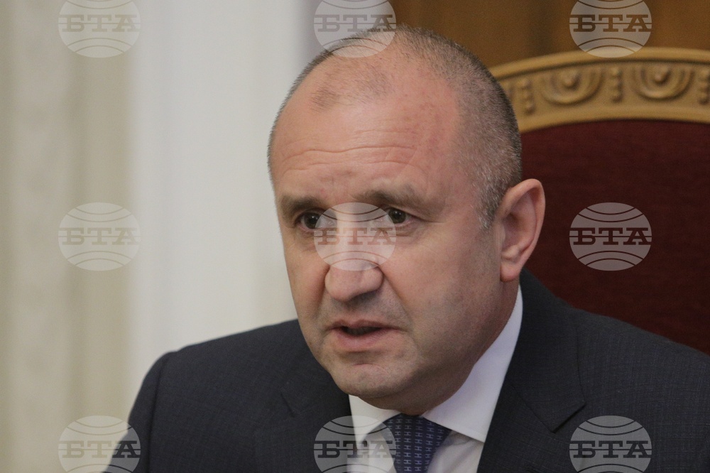 Президентът Румен Радев награди военнослужещи с висши офицерски звания