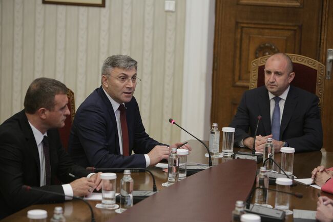 ПГ на ДПС влезе на консултации при президента Румен Радев във връзка с връчване на мандат за съставяне на правителство