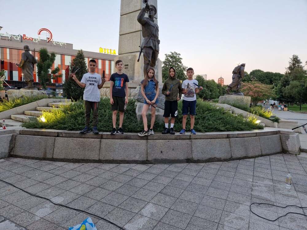 Ученици почистиха надраскания от тях паметник на Девета пехотна дивизия
