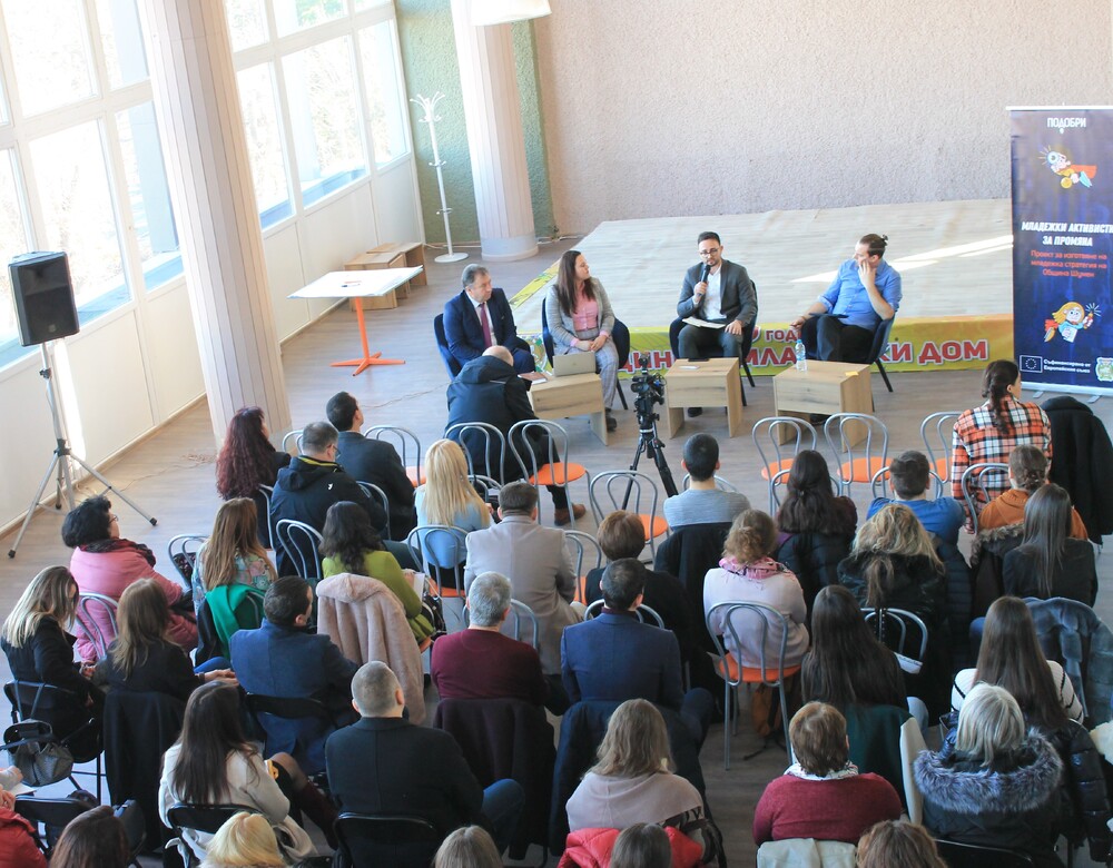 Община Шумен: Кметът проф. Христо Христов откри информационна среща за „Стратегията за развитие на младите хора в Община Шумен“