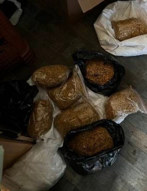 МВР: Петчленна група, занимавала се с незаконното съхранение и разпространение на тютюн без бандерол, е задържана от пловдивски криминалисти в хода на проведена спецакция