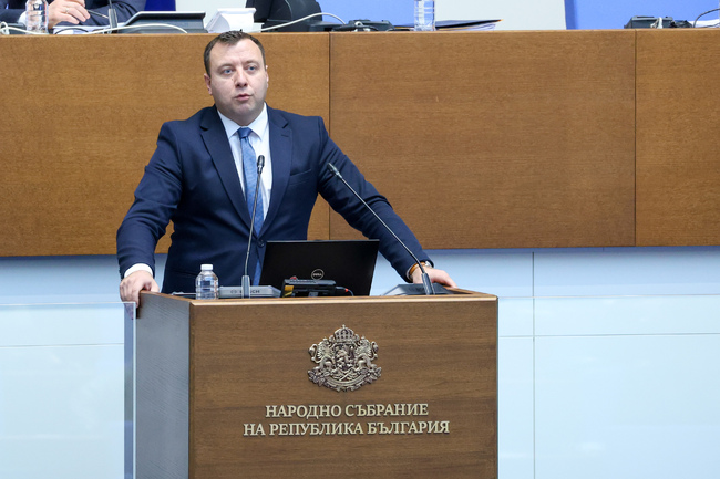 Този брак по сметка между партиите в управляващото мнозинство е единствено за сметката на българския народ, смятат от "Възраждане"