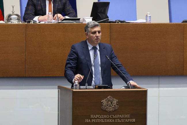 Проблемите, свързани с процедурата по саниране, не са в методиката на оценка или начина, по който е извършена тя, каза министър Андрей Цеков