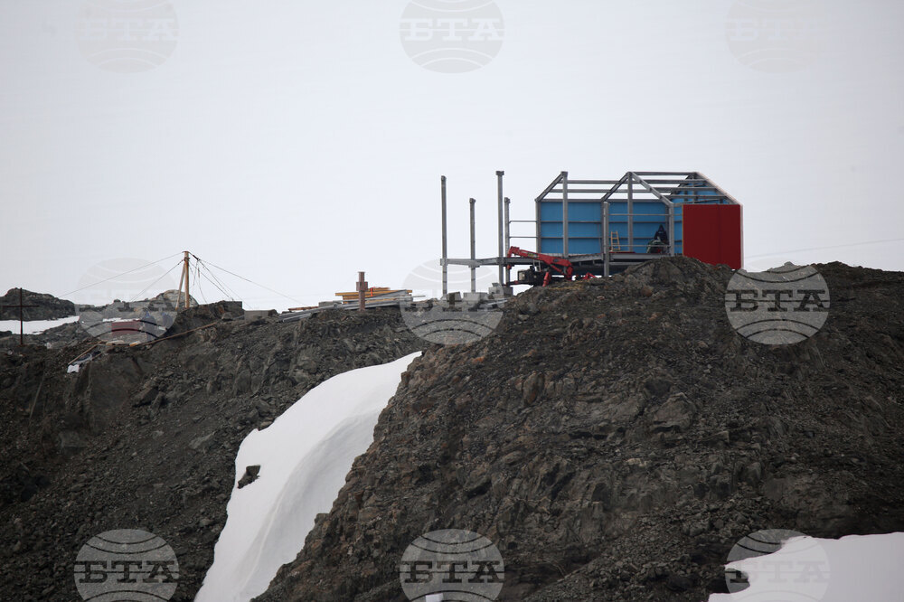 Team of Scientists Determine Where RSV 421 Will Drop Anchor to Collect Samples during 32nd Antarctic Expedition