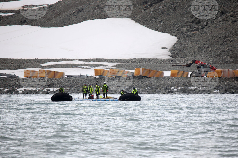 Team of Scientists Determine Where RSV 421 Will Drop Anchor to Collect Samples during 32nd Antarctic Expedition