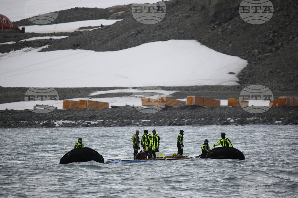 Team of Scientists Determine Where RSV 421 Will Drop Anchor to Collect Samples during 32nd Antarctic Expedition