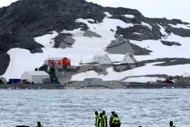 Team of Scientists Determine Where RSV 421 Will Drop Anchor to Collect Samples during 32nd Antarctic Expedition