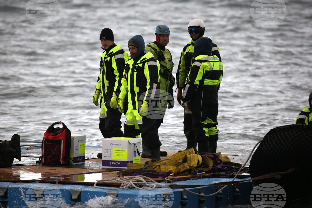 Team of Scientists Determine Where RSV 421 Will Drop Anchor to Collect Samples during 32nd Antarctic Expedition