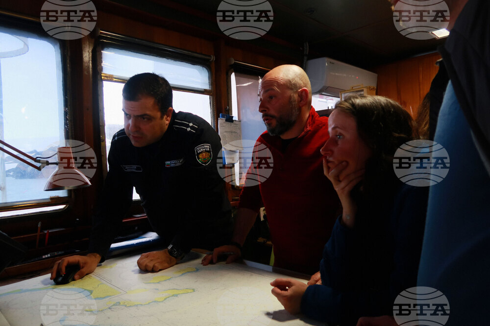 Team of Scientists Determine Where RSV 421 Will Drop Anchor to Collect Samples during 32nd Antarctic Expedition