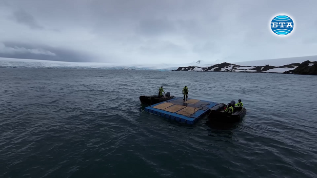 Български учени, част от 32-рата антарктическа експедиция, определят къде НИК - 421 да пуска котва, за да се събират проби