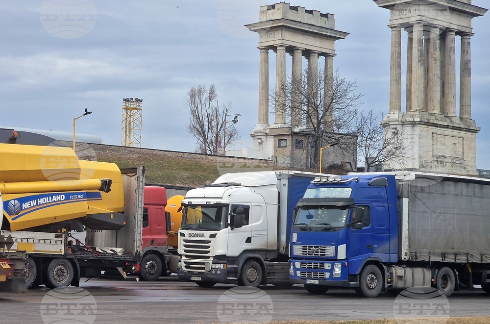 На граничните пунктове „Кардам“, „Видин“ и „Оряхово“ с Румъния трафикът е интензивен за товарни автомобили